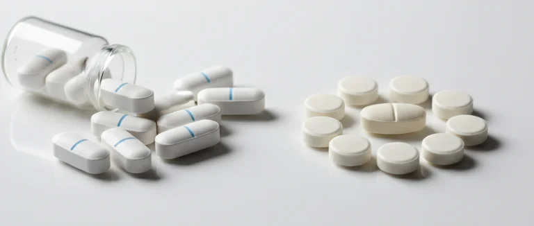 Таблетки антибиотика и противорвотного препарата