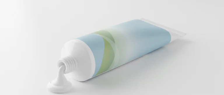 Крем в баночке на фоне медицинских инструментов